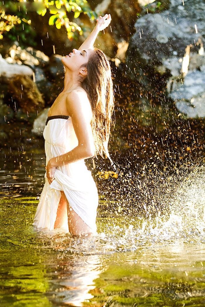 Marie Avgeropoulos in Victoria