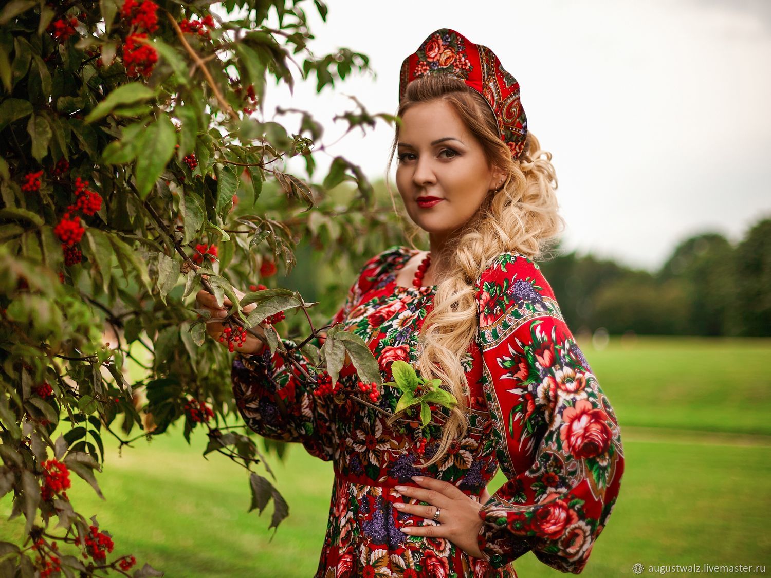 Women in Slavic costumes in Victoria