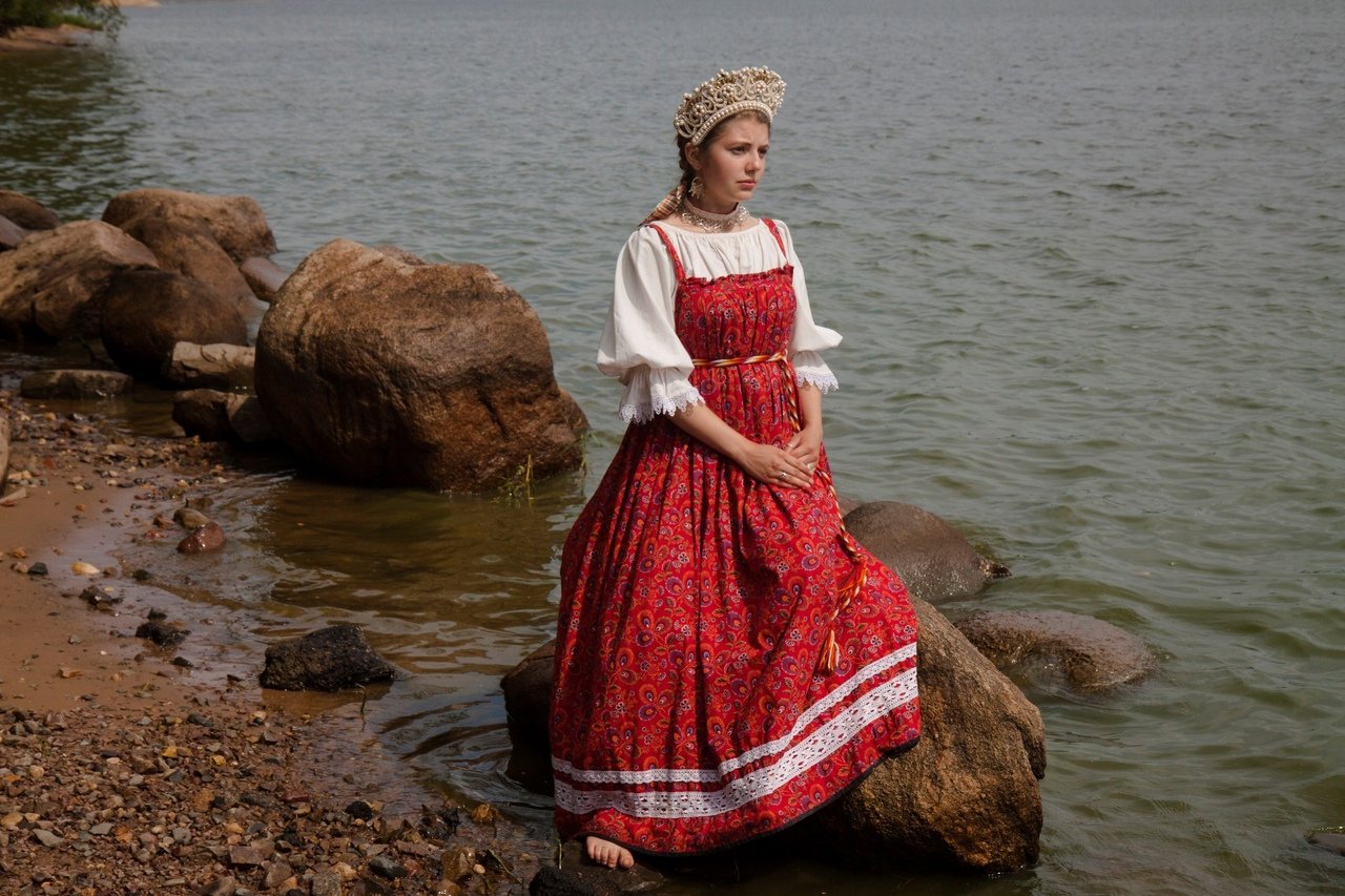 Women in Slavic costumes in Victoria