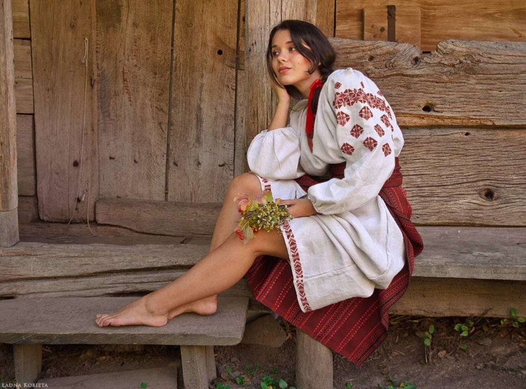 Women in Slavic costumes in Victoria