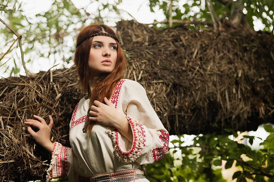 Women in Slavic costumes in Victoria