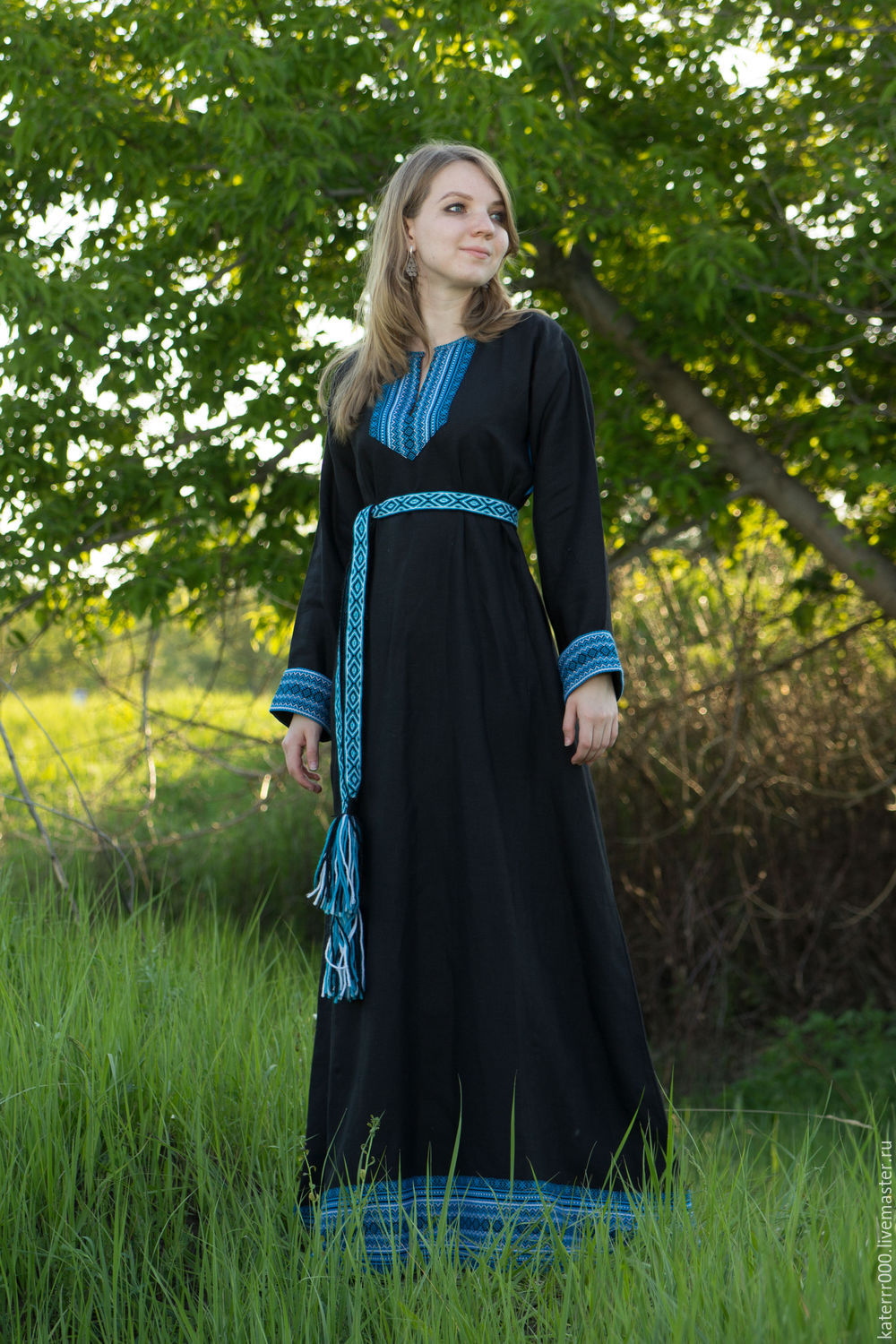 Women in Slavic costumes in Victoria