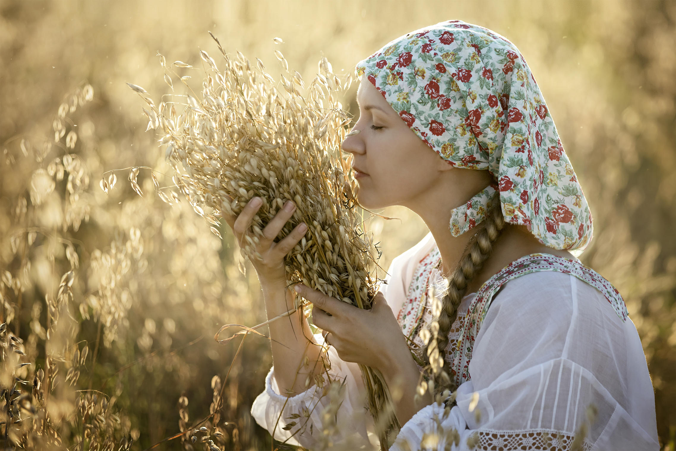 Photo Women in Slavic costumes in Victoria