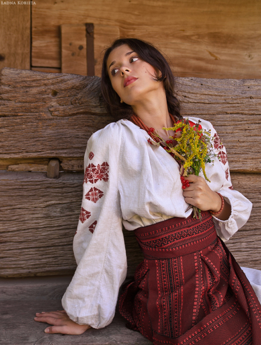 Girls in Slavic costumes in Victoria