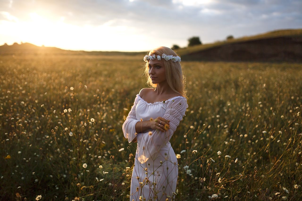 Girls in Slavic costumes in Victoria