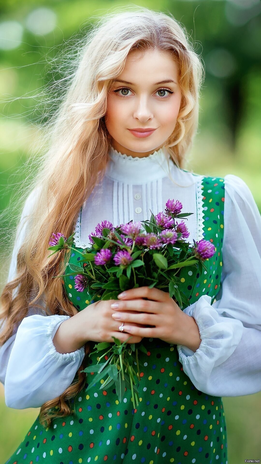 Girls in Slavic costumes in Victoria